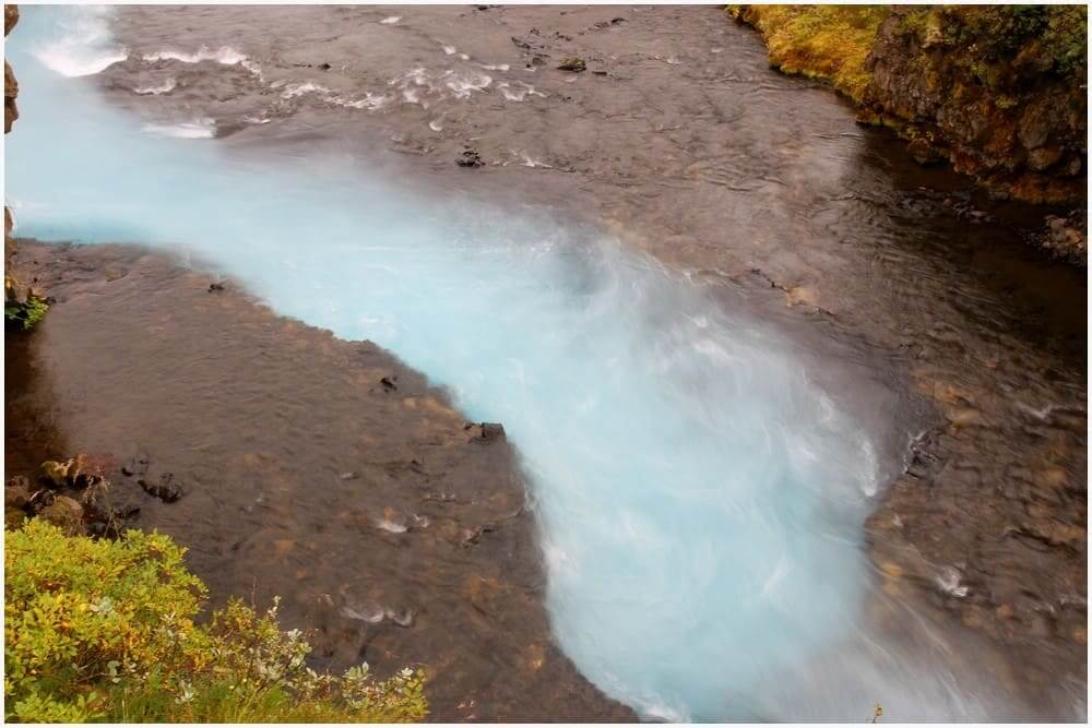 Niemand weiß präzise, wie tief der Spalt hier beim Bruarfoss ist