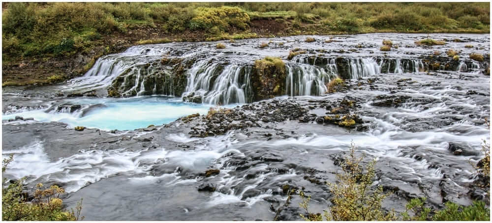 Seitlich KÖNNTE man theoretisch auch beim Bruarfoss ins Wasser gehen