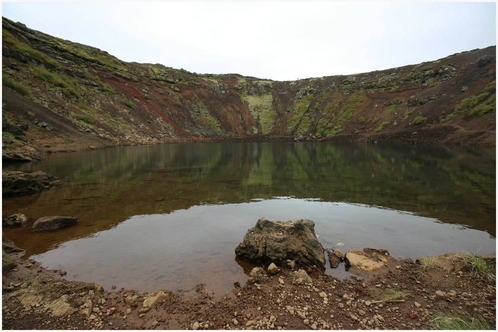 Auch nach unten an die Wasseroberfläche kann man beim Kerið wandern