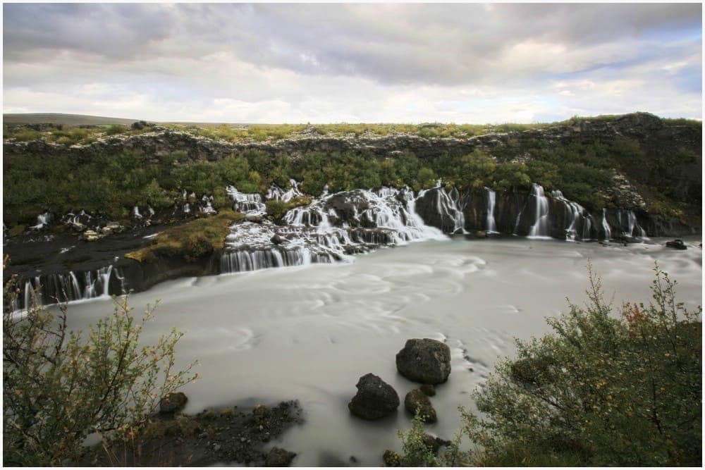 Die Hraunfossar entspringen quasi "aus dem Nichts"