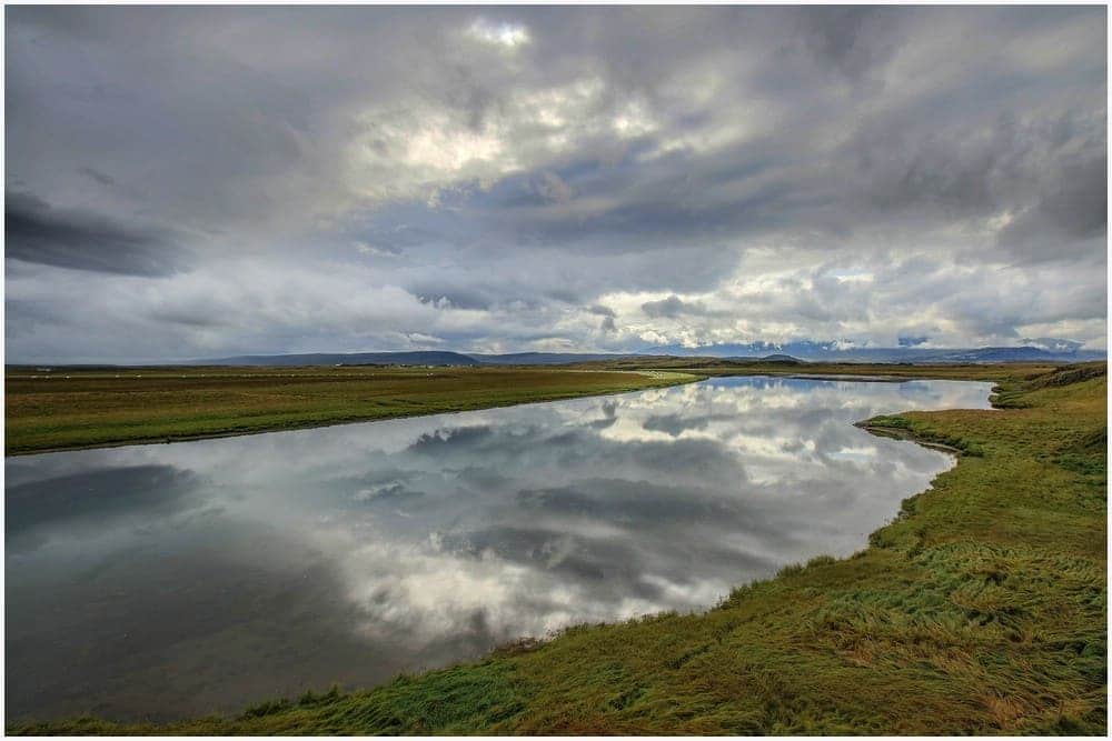 Gigantische Spiegelung der Wolken im Fluss Norðurá
