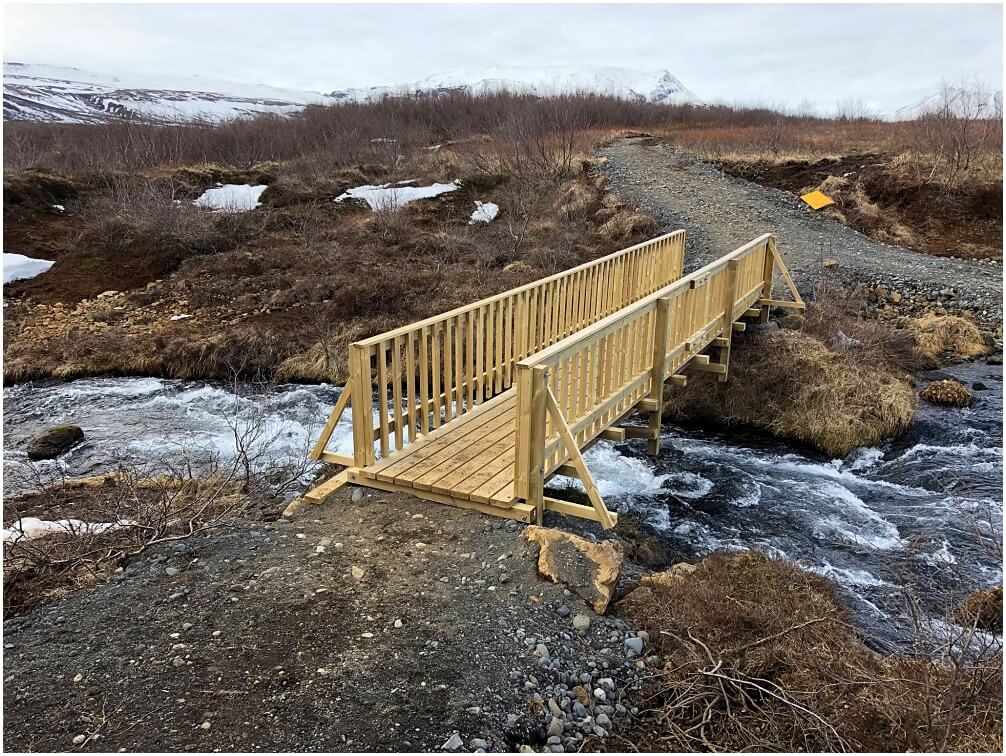 Die neu errichtete Holzbrücke