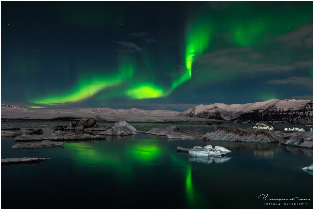 Traumhafte Bedingungen am Jökulsarlon. Windstill, Sternenklar und leichter Mondschein, der die Umgebung erhellt.