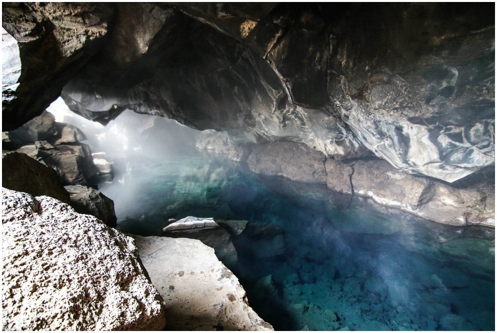 Die Grotte Grjotagjá liegt etwas versteckt, ist aber gut ausgeschildert und leicht zu finden