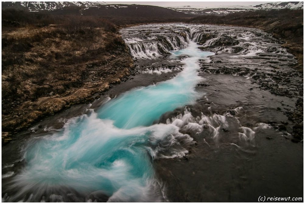 Der Bruarfoss zählt mit seinem extrem blauen Wasser für viele zum schönsten Wasserfall der Insel