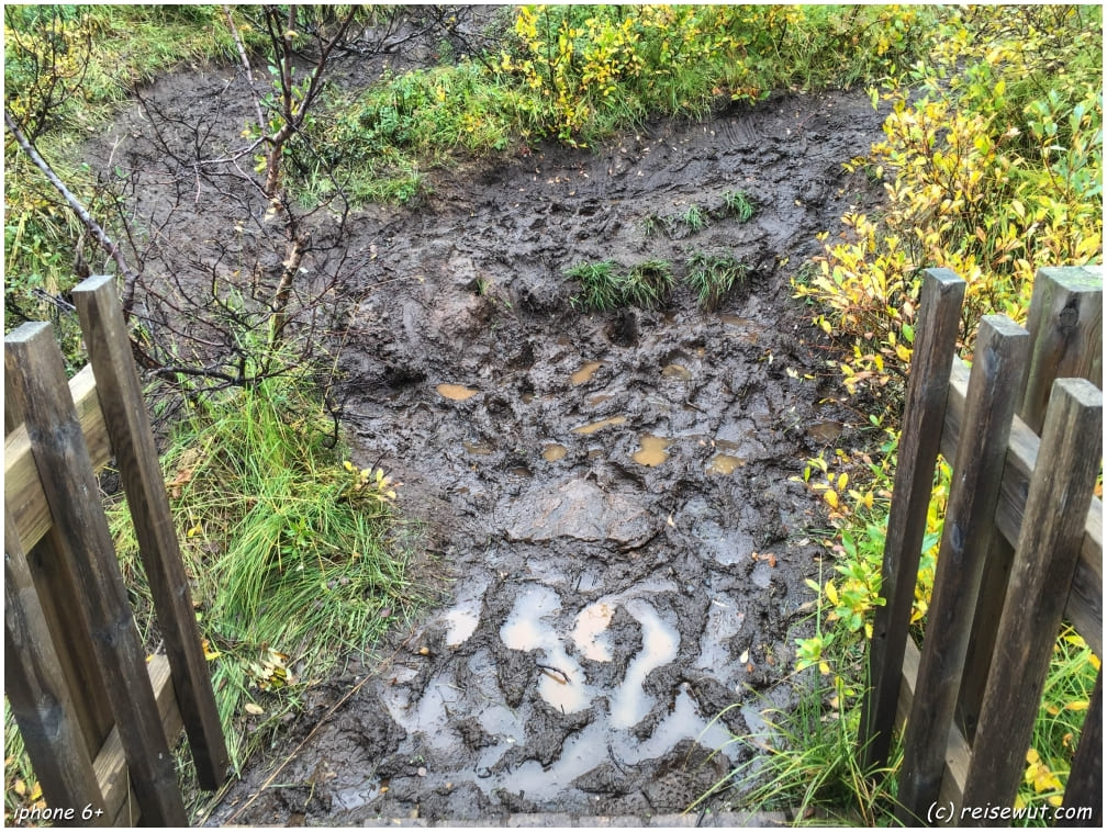 Leicht durchnässter Weg zum Bruarfoss