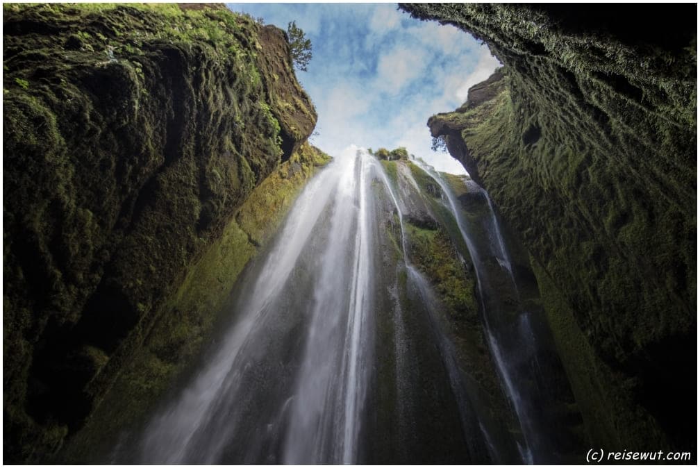 Höhlenwasserfall Gljúfrabúi, der Blick nach oben