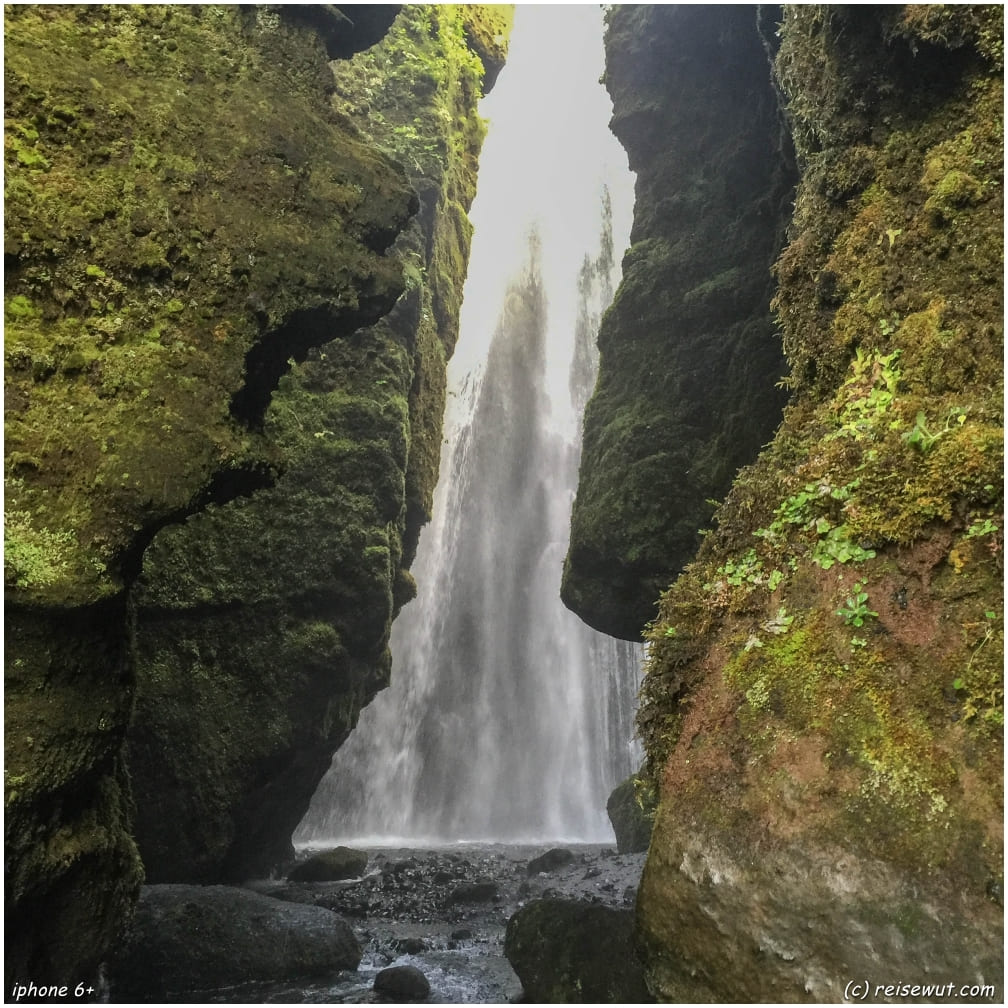 Blick von außen zum Höhlenwasserfall Gljufrabui