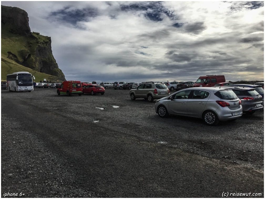 Gut gefüllter Parkplatz am Reynisfjara