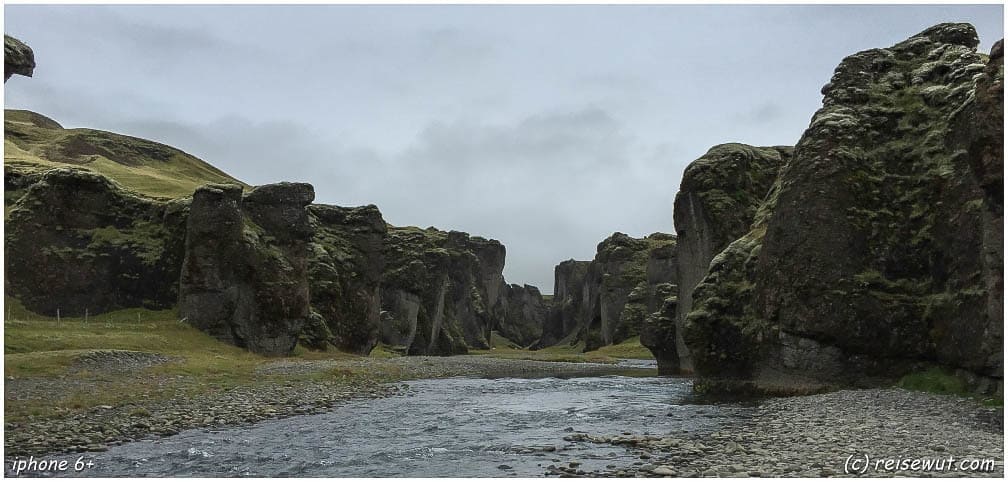 Blick in den Fjaðrárgljúfur Canyon