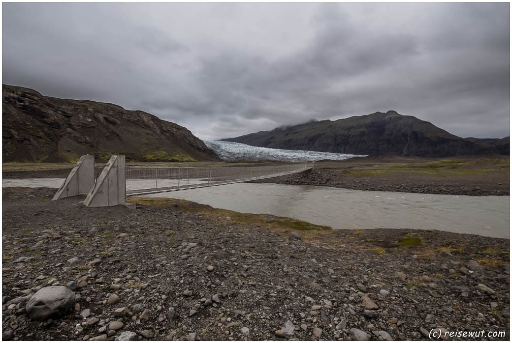 Die Hängebrücke am Flaajökull