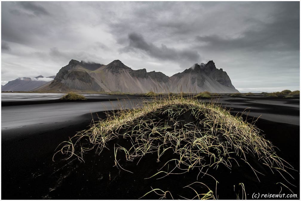 Schwarzer Sand bei Stokksnes