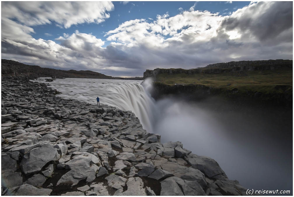 Der Dettifoss beeindruckt alleine schon dadurch, dass man ungehindert bis an die Wasserkante laufen kann auf der östlichen Seite