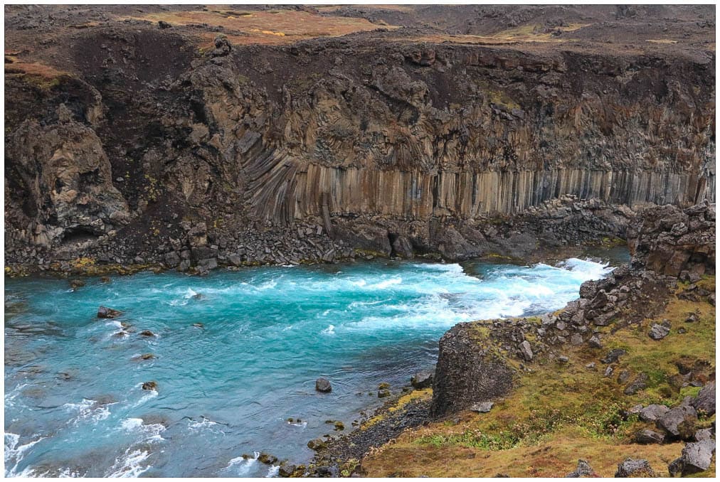 Bizarre Basaltformationen säumen den Weg zum Wasserfall