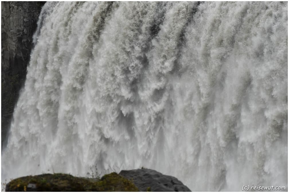 Mächtig ergießt sich der Dettifoss in die Schlucht