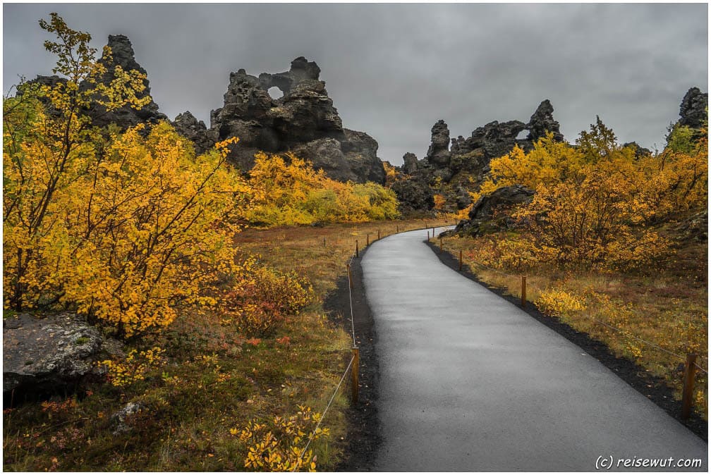 Einer der Wanderwege, die durch das Lavafeld führen