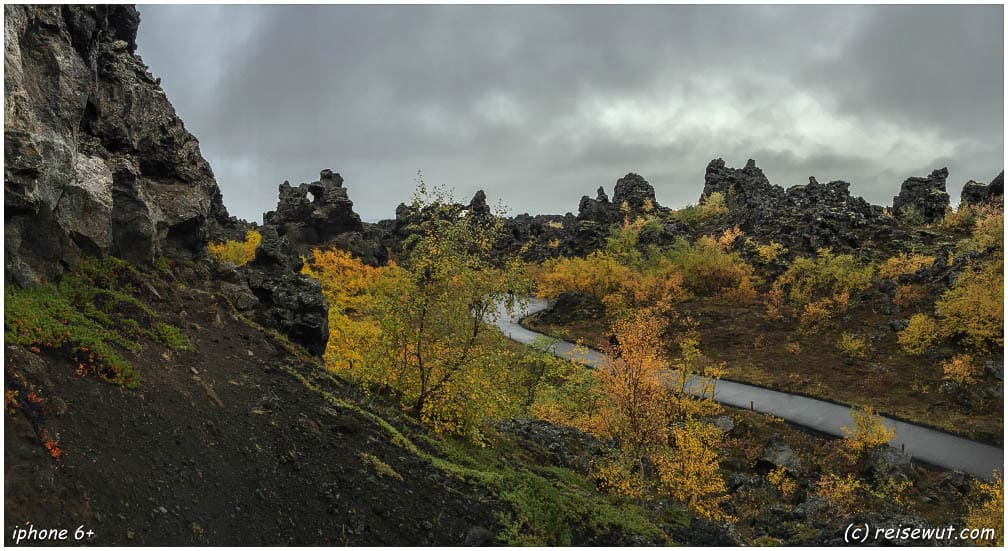 Dimmuborgir, die bunten Herbstfarben inmitten der schwarzen Lavafelsen sehen unwirklich aus