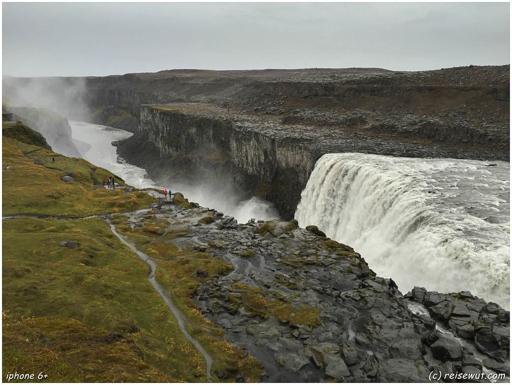 Dettifoss Westseite, auf den Bildern ist der Regen nicht wirklich zu erahnen