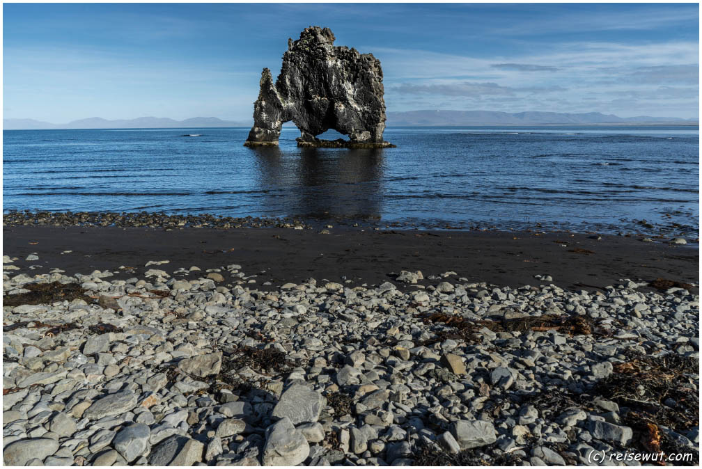 Den Felsmonolith Hvitserkur kann man bei Ebbe auch zu Fuß umrunden