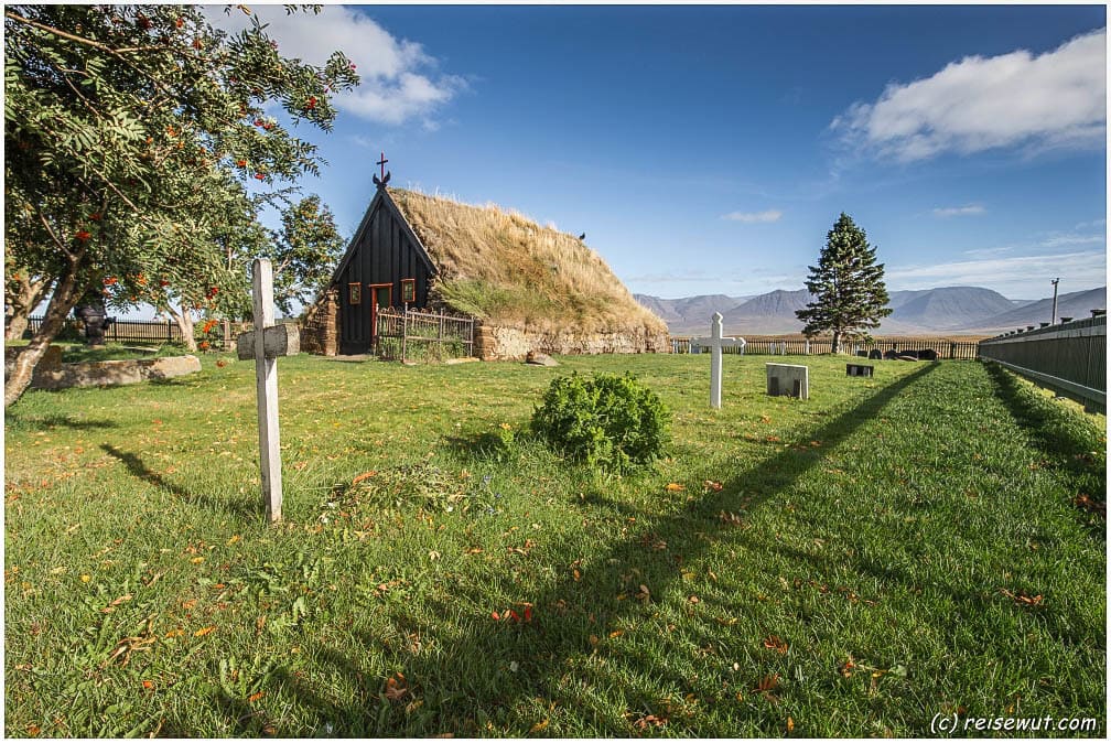 Die Torfkirche Víðimýrarkirkja liegt quasi unmittelbar neben der Ringstraße auf dem Weg gen Norden