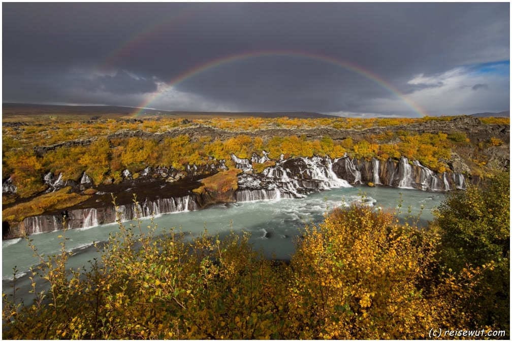Doppelregen bei den Hraunfossar, die außergewöhnlich aus dem Lavagestein hervor treten