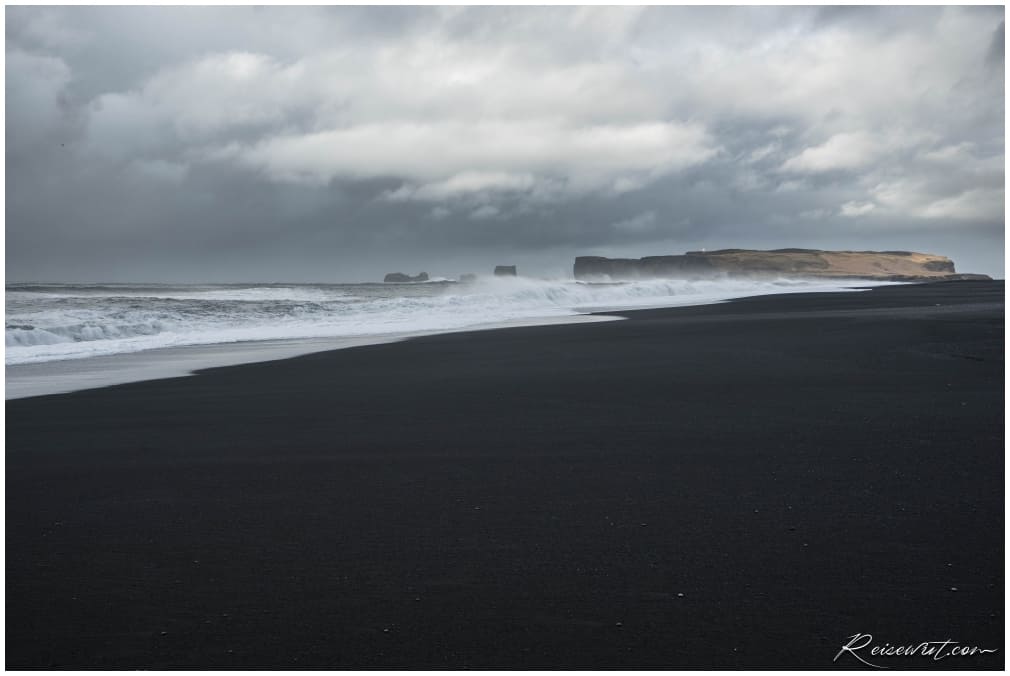 Der Strand Reynisfjara bei Vík í Mýrdal ist normalerweise recht überlaufen. Im März hingegen ist dort gerne schon mal rein gar nichts los.