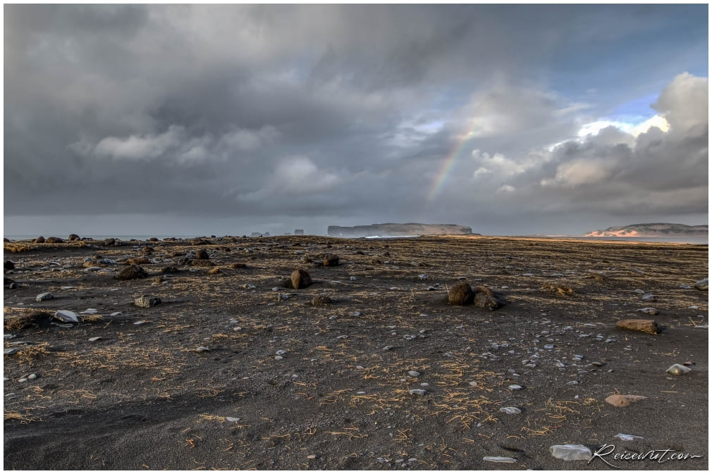 Regenbogen bei Reynisdrangar