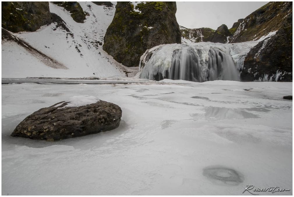 Stjornafoss bei Eis und Schnee