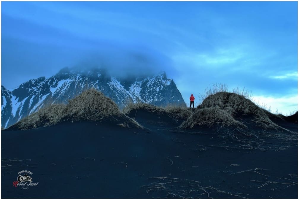 Krisztina in den Dünen bei Stokksnes