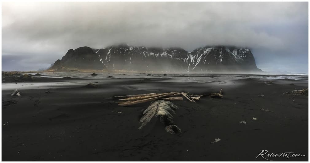 Die Wolken hängen tief an diesem Tag in Stokksnes und verhüllen der Berg Vestrahorn