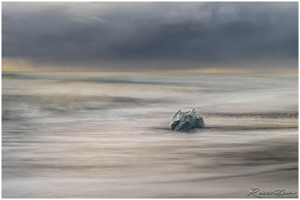 Ein einsames Eisklümpchen am Diamond Beach