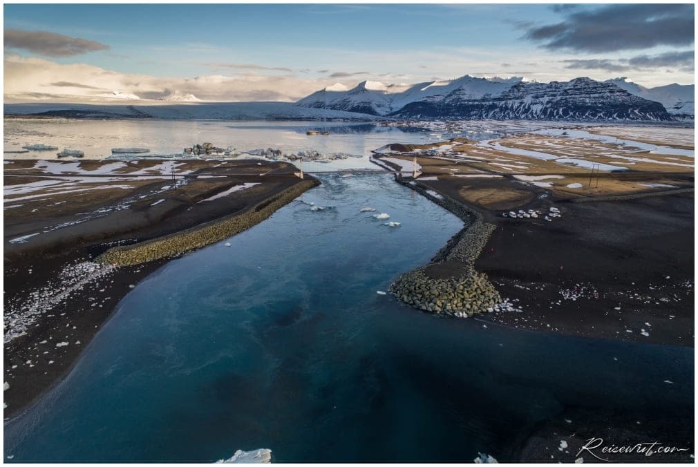 Der Abfluss der Gletscherlagune ins Meer. Ohne diesen würde die Lagune innerhalb kurzer Zeit zufrieren.