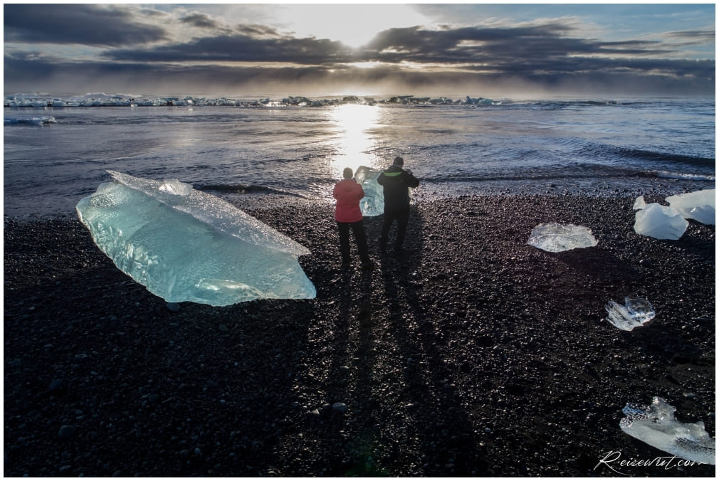 Am Diamond Beach werden teilweise ganz schön große Eisbrocken zurück an den Strand gespült