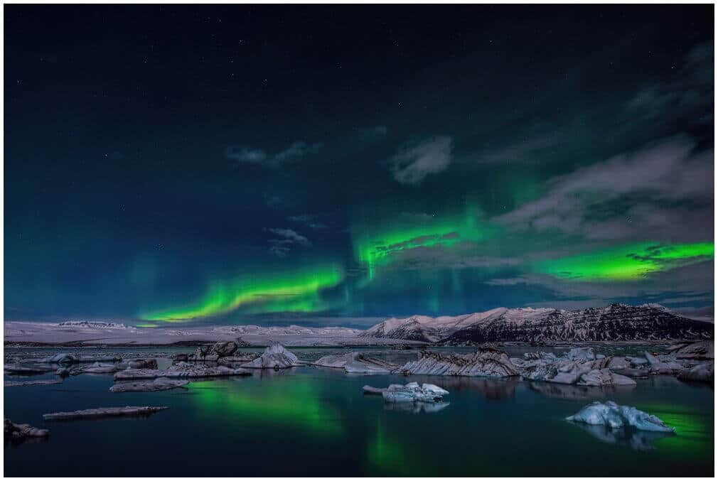 Zweite Version der Northern Lights über der Glacier Lagoon Iceland