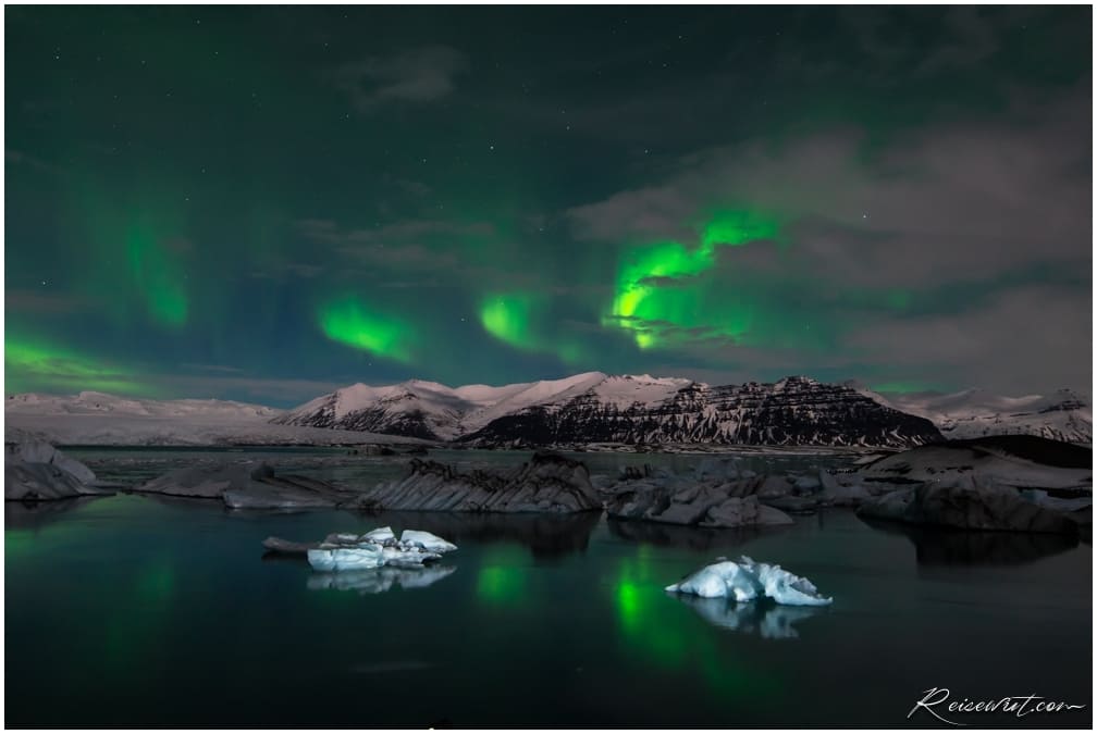 Aurora Borealis über dem Jökulsarlon bei Halbmond