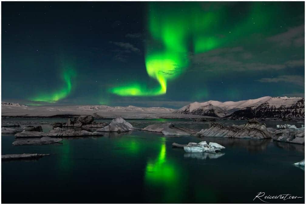 Faszinierende Polarlichter über der Gletscherlagune