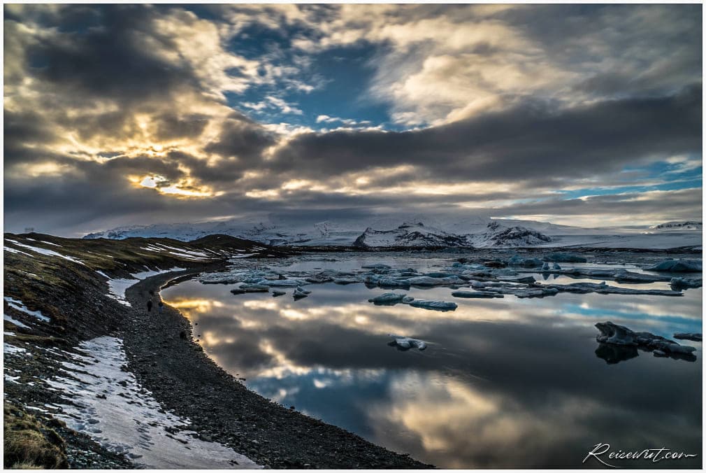 Krasse Reflexion der Wolken am Jökulsárlón