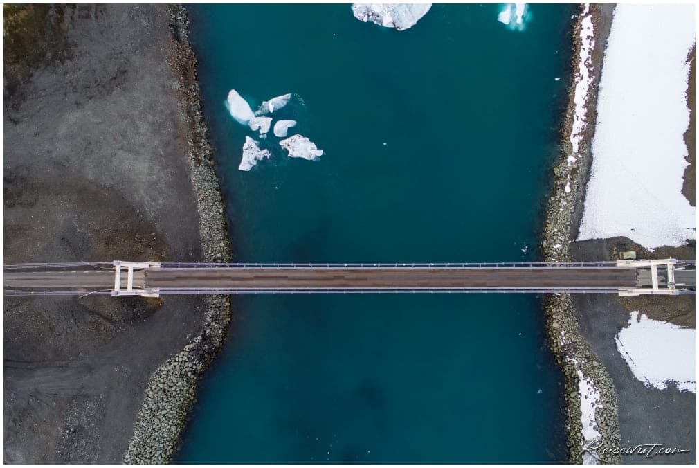 Die Brücke am Jökulsárlón von oben. Mittlerweile ist fliegen mit der Drohen dort verboten