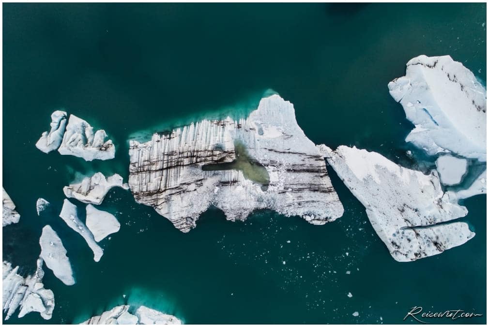 Kleine Eisberge am Jökulsárlón von oben