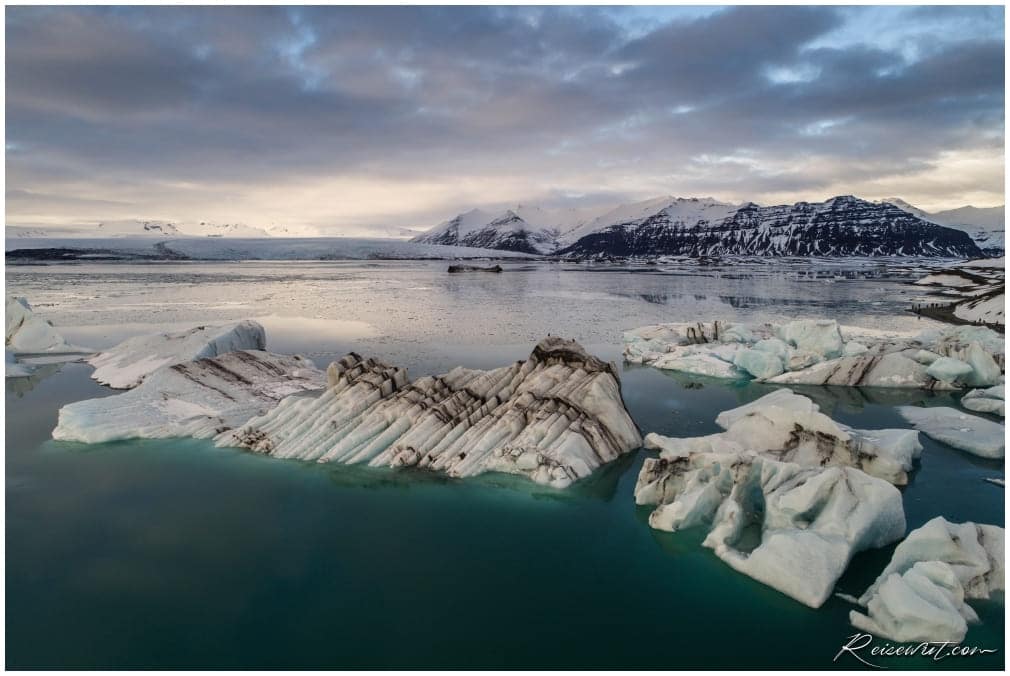 Kleine Eisberge am Jökulsárlón von oben