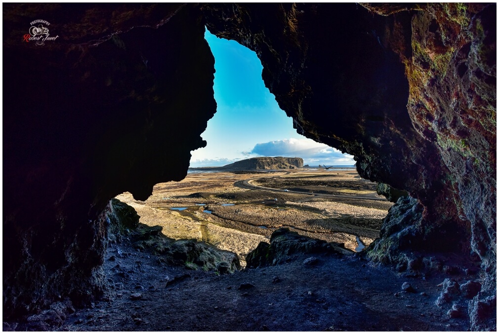 Loftsalahellir mit Blick auf Kap Dyrholaey