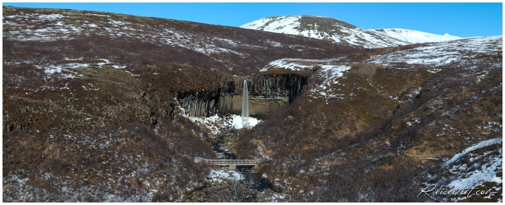 Svartifoss im Skaftafell National Park. Auch wenn es nicht den Anschein hat, der Wanderweg ist eine einzige Eisfläche