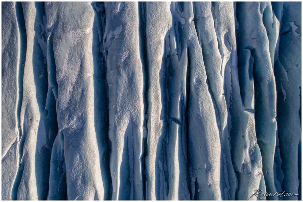 Strukturen im Sölheimajökull aus der Luft
