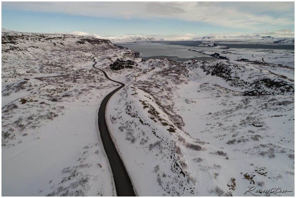 Die Straße #360 Nähe Thingvellir Nationalpark von oben