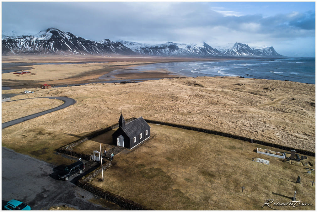 Die schwarze Búðirkirkja liegt fotogen im Süden der Halbinsel