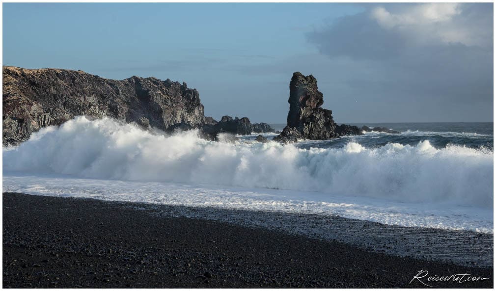 Mächtige Wellen türmen sich am Strand vom Djúpalónssandur auf, ähnlich denen bei Reynisfjara