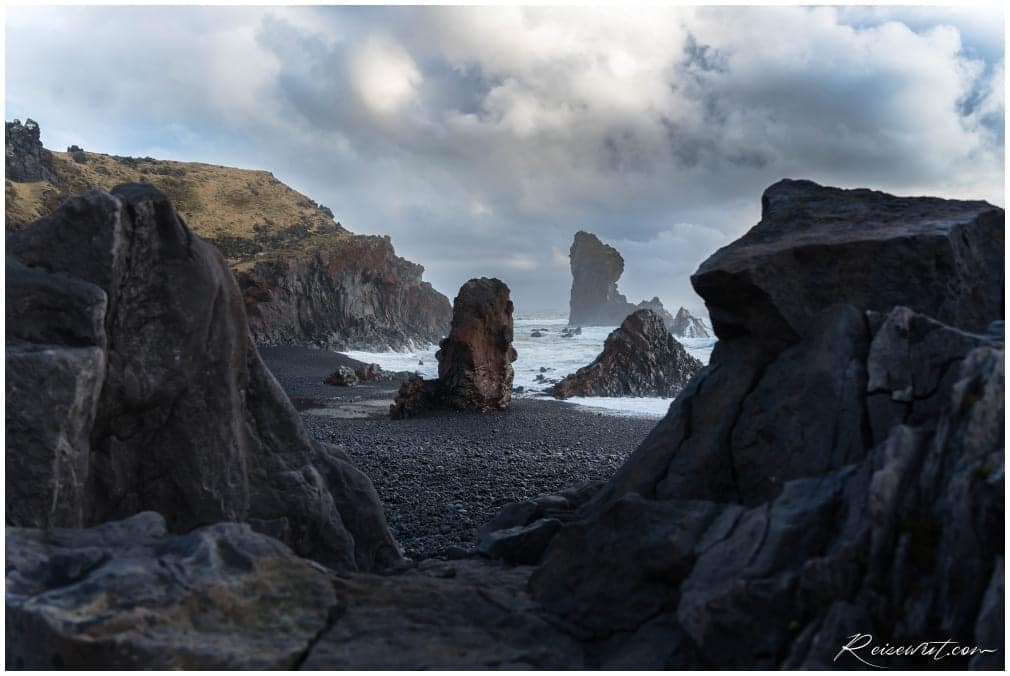 Der Strand mutet teilweise an wie in einem Endzeitfilm