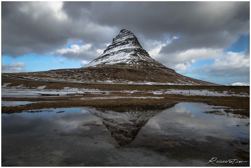 Reflexion des Kirkjufell in einer größeren Pfütze nahe des Parkplatzes