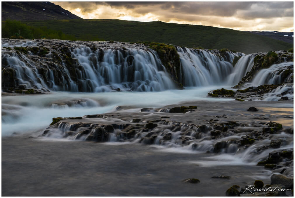 Dunkle Wolken über dem Bruarfoss