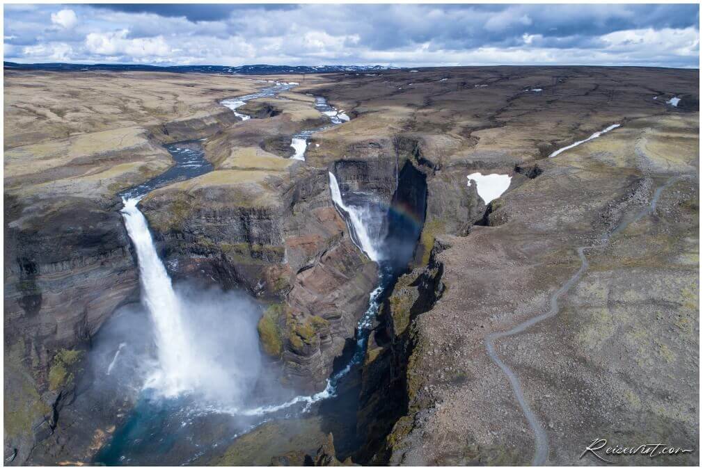 Háifoss von oben, recht der Trail zum Parkplatz